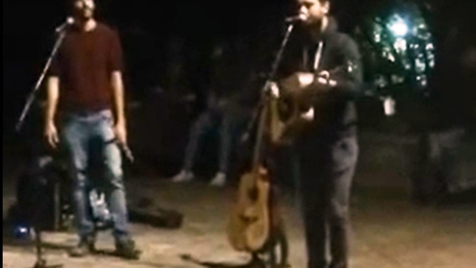 Αστυνομικοί διέκοψαν υπαίθρια «συναυλία» στην Ακρόπολη (Videos) - Media