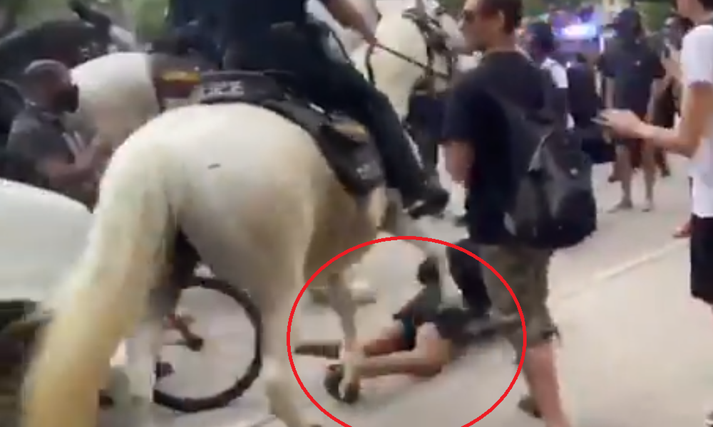 HΠΑ: Έφιππος αστυνομικός ποδοπάτησε με άλογο διαδηλώτρια (Video) - Media