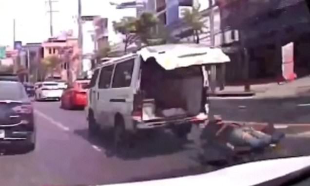 Απίστευτο βίντεο: Άνοιξε η πόρτα του ασθενοφόρου εν κινήσει και ο ασθενής μαζί με το φορείο έπεσαν στο δρόμο (Video) - Media