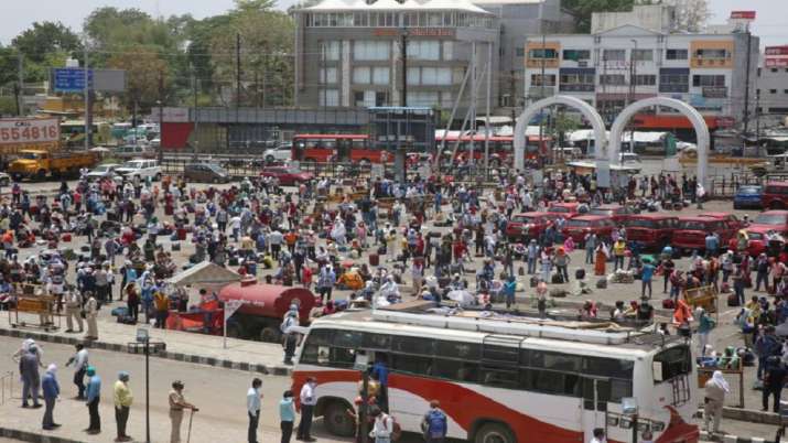 Ινδία-εικόνες απίστευτου συνωστισμού: Ανθρώπινο «ποτάμι» χιλιάδων μεταναστών εργατών κατέκλυσε σταθμό τρένου (Photos/Video)  - Media