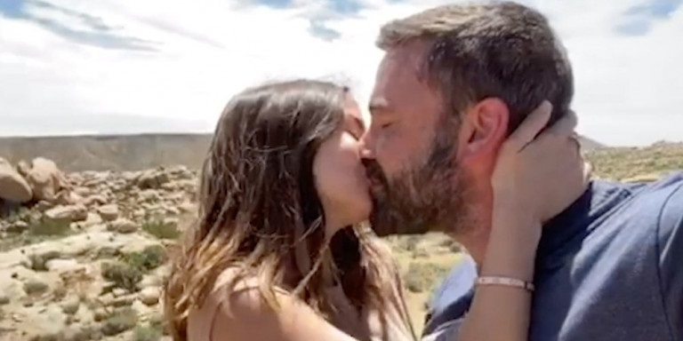 Μπεν Αφλεκ-Ανα ντε Αρμας: To παθιασμένο φιλί που κάνει τον γύρο του κόσμου (Video) - Media