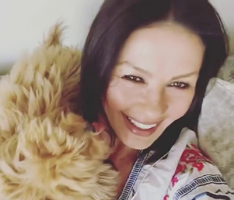 Κάθριν Ζέτα Τζόουνς: Της έκανε «photobomb» ο σκύλος της (Video) - Media