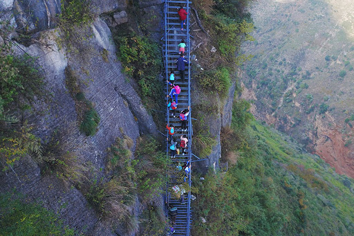 Το Χωριό του Γκρεμού: Οι κάτοικοι ανεβοκατεβαίνουν καθημερινά μια κατακόρυφη σκάλα 800 μέτρων (Photo/Video) - Media