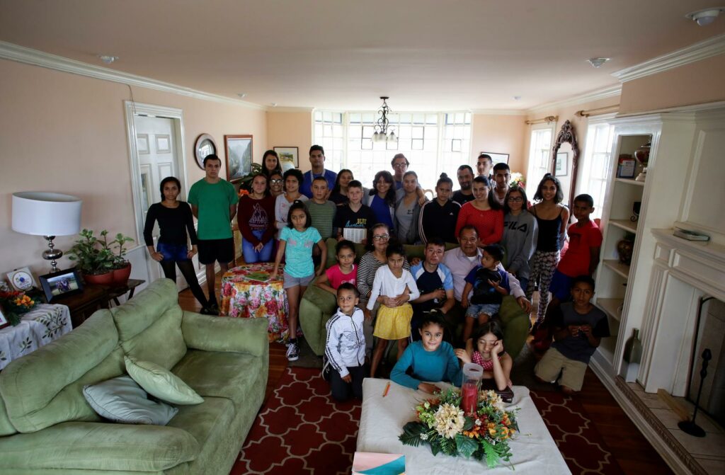Κόστα Ρίκα: Ζευγάρι πέρασε την καραντίνα στο σπίτι του με 37 παιδιά! (Photos) - Media