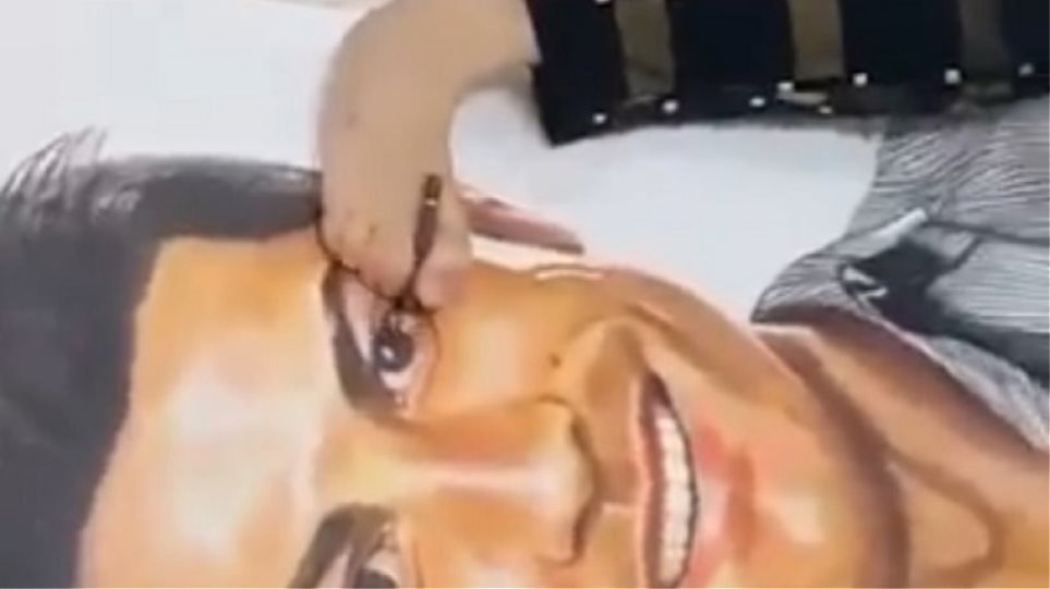 Η δύναμη της θέλησης: Παράλυτη Ιρανή ζωγράφισε το πορτραίτο του Κριστιάνο με τα πόδια της (Video) - Media