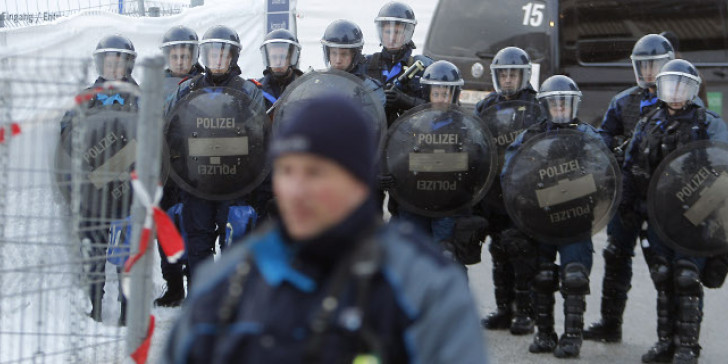 Η ελβετική αστυνομία χτύπησε διαδηλωτές κατά της καραντίνας - Media