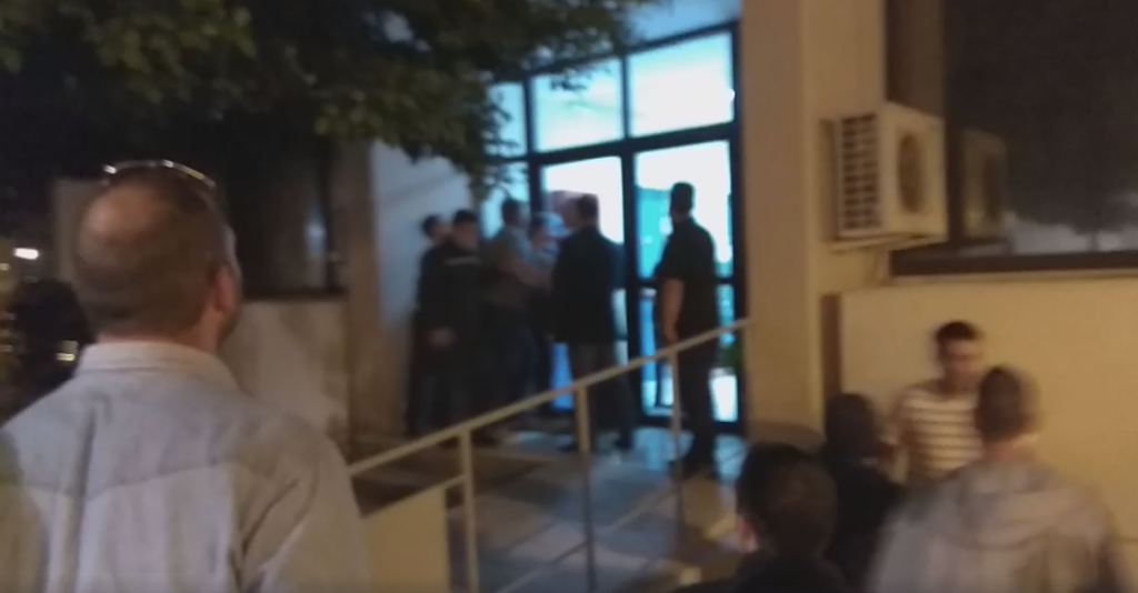 Γιώργος Τσίπρας: Ακροδεξιοί μου επιτέθηκαν έξω από το δημαρχείο Μεγάρων (Video) - Media