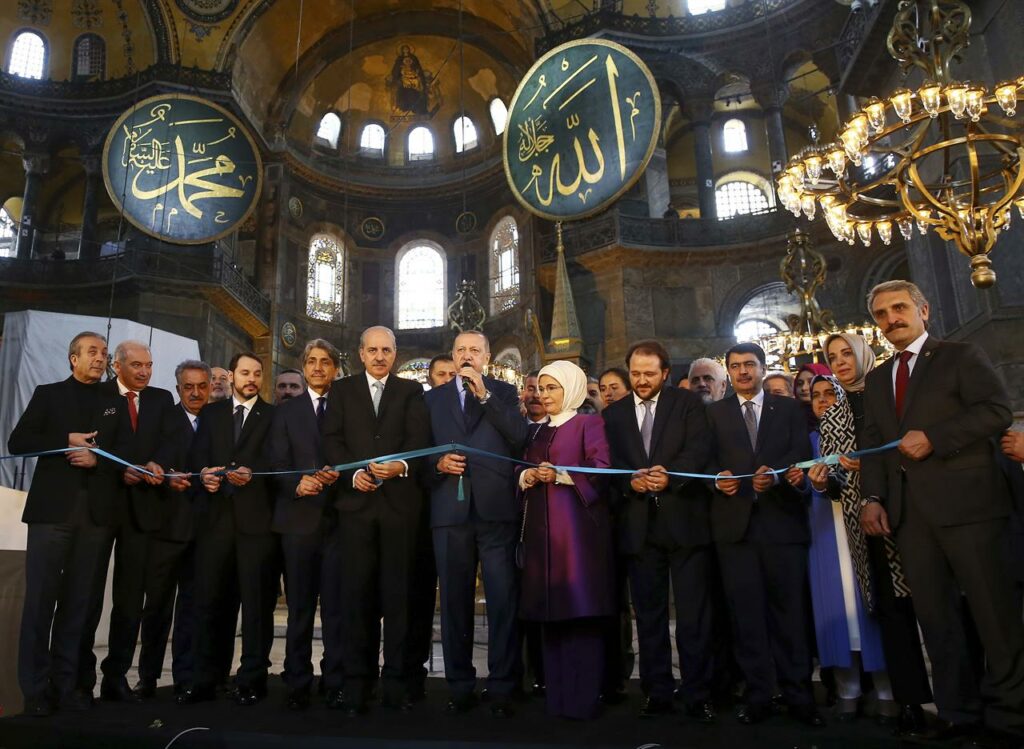 Ο Ερντογάν «παίζει με τη φωτιά»: Σενάρια ότι θα μετατρέψει σε τζαμί την Αγία Σοφία - Media