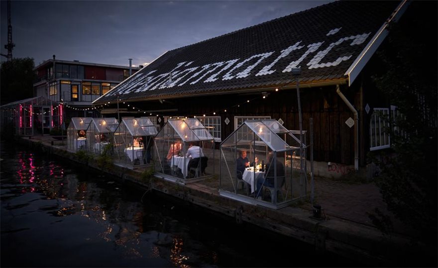 Ολλανδία: Eστιατόριο λανσάρει γυάλινους θαλάμους στον εξωτερικό του χώρο για δείπνο υπό το φως των κεριών (Photos) - Media