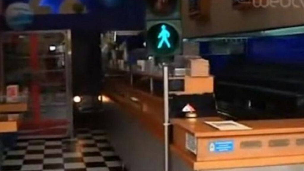 Ευφάνταστος σουβλατζής έβαλε... πεζοφάναρο στο ψητοπωλείο του  και μενού με Τσιόδρα- Χαρδαλιά (Video) - Media