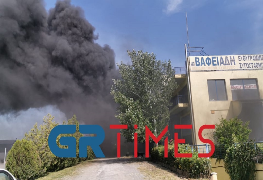 Εκρήξεις στη Θεσσαλονίκη – Πυρκαγιά σε επιχείρηση ελαστικών (Videos) - Media