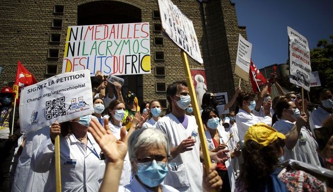 Οργή των επαγγελματιών υγείας στη Γαλλία: Θέλουμε λεφτά, όχι παράσημα - Media
