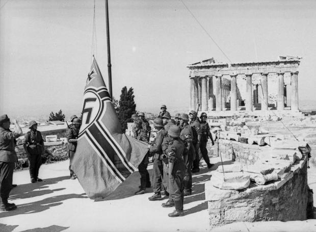 Σαν σήμερα Γλέζος και Σάντας κατεβάζουν τη σβάστικα από την Ακρόπολη (Video) - Media