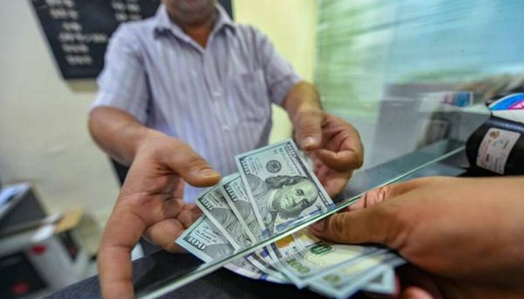 Βρήκαν 1 εκατομμύριο δολάρια και τα… παρέδωσαν στην αστυνομία (Video) - Media