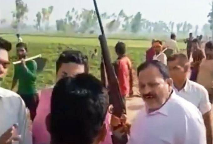 Ινδία: Χωρικοί πυροβολούν και σκοτώνουν πολιτικό και τον γιο του για έναν... δρόμο (Video) - Media