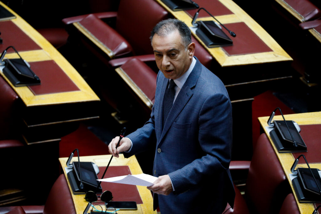 Ο βουλευτής της ΝΔ Χρήστος Κέλλας που ανάρρωσε από κορωνοϊό επέστρεψε στη Βουλή - Media