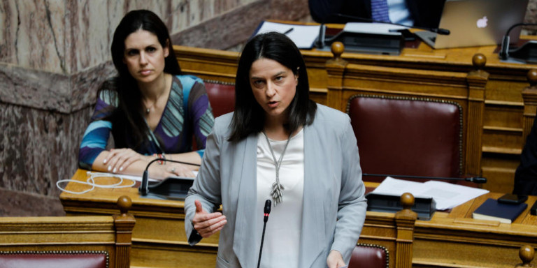 Ειδική ρύθμιση για την εξ αποστάσεως εκπαίδευση κατέθεσε η Κεραμέως (Video) - Media