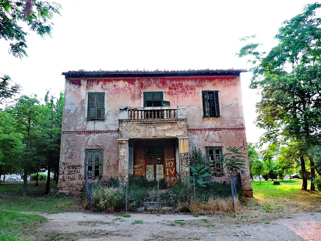 Θλιψη: Στις φλόγες παραδόθηκε η βίλα Κλωναρίδη στην Πατησίων (Videos) - Media