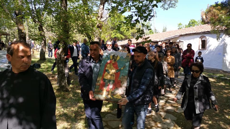 Δεκάδες κόσμου σε λιτανεία εικόνας στη Σιάτιστα (Photo | Video) - Media