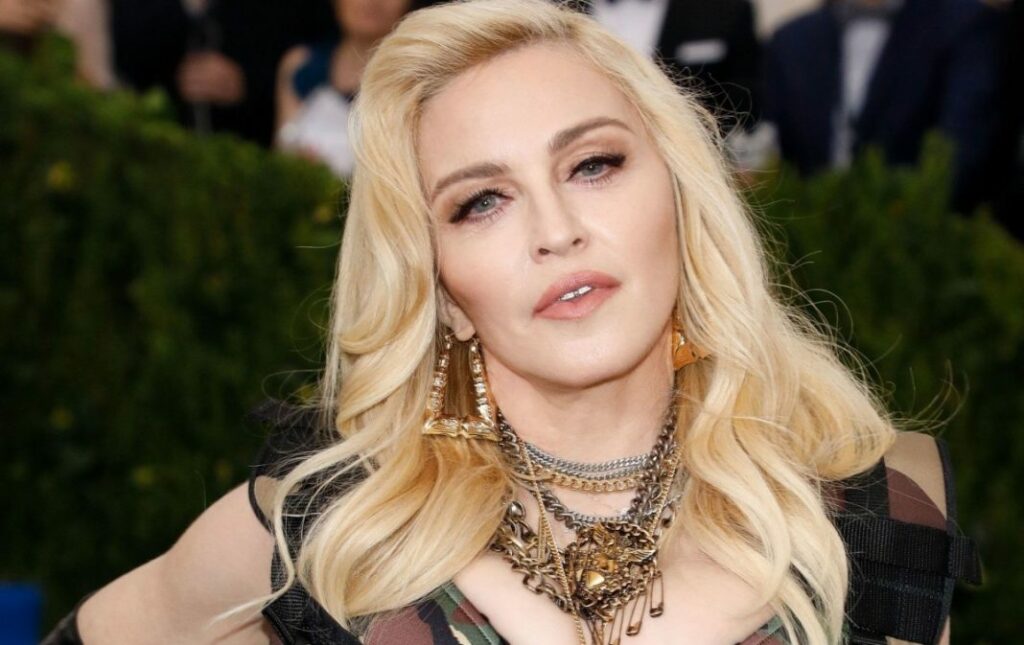 Αγνώριστη η Madonna – Ποζάρει τόπλες, χωρίς ίχνος μακιγιά, με την πατερίτσα (Photo) - Media