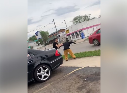 Του χάραξε με κλειδί την πολυτελή Μερσεντές και εκείνος τον άφησε αναίσθητο από το ξύλο (Σκληρό Video) - Media