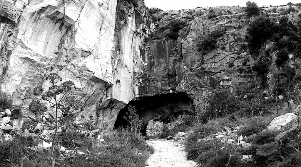 Τα μυστήρια της σπηλιάς του Νταβέλη: Οι σατανιστές, οι μύθοι και οι θεωρίες συνωμοσίας (Video) - Media