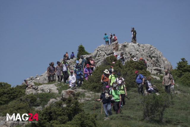 Εκατοντάδες ανέβηκαν στην Οίτη αντιδρώντας στις ανεμογεννήτριες (Video) - Media