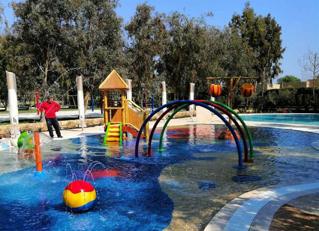 Επικίνδυνα για κορωνοϊό τα παιχνίδια από αφρολέξ και πλαστικό στις πισίνες - Media
