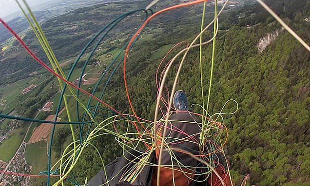 Σκηνές που κόβουν την ανάσα: Δίπλωσε το αλεξίπτωτο και έγινε ένα κουβάρι – Ο άνδρας έπεφτε σα βαρίδι στο έδαφος (Video) - Media