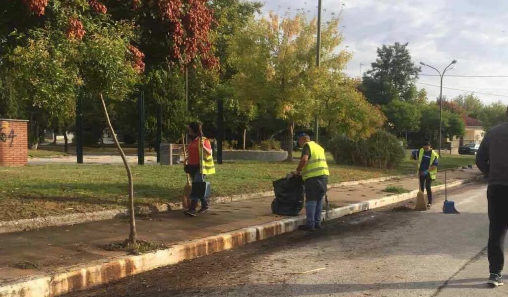 Καταγγελία: Στο νοσοκομείο 4 συνάδελφοί μας που τους έβαλε ο δήμος να καθαρίσουν παρτέρια με δηλητήριο – Τι απαντά ο δήμαρχος - Media
