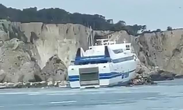 Ο καπετάνιος έχασε τον έλεγχο και έριξε το πλοίο, στα βράχια (Video) - Media