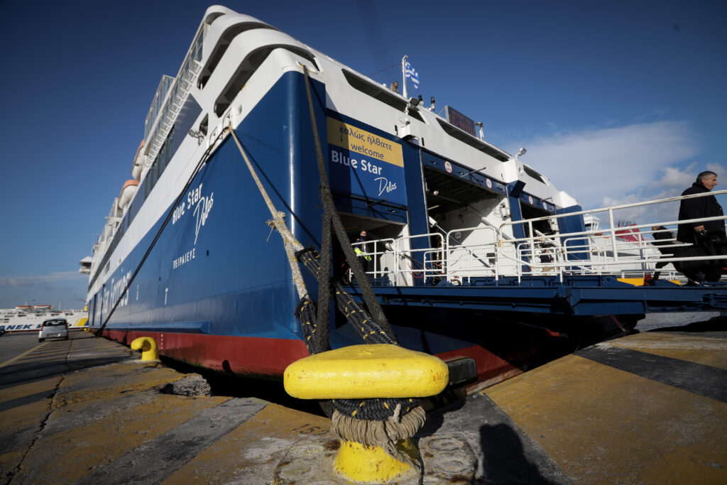 Κορωνοϊός: Τρία κρούσματα σε πλοίο - Επιστρέφει στον Πειραιά   - Media