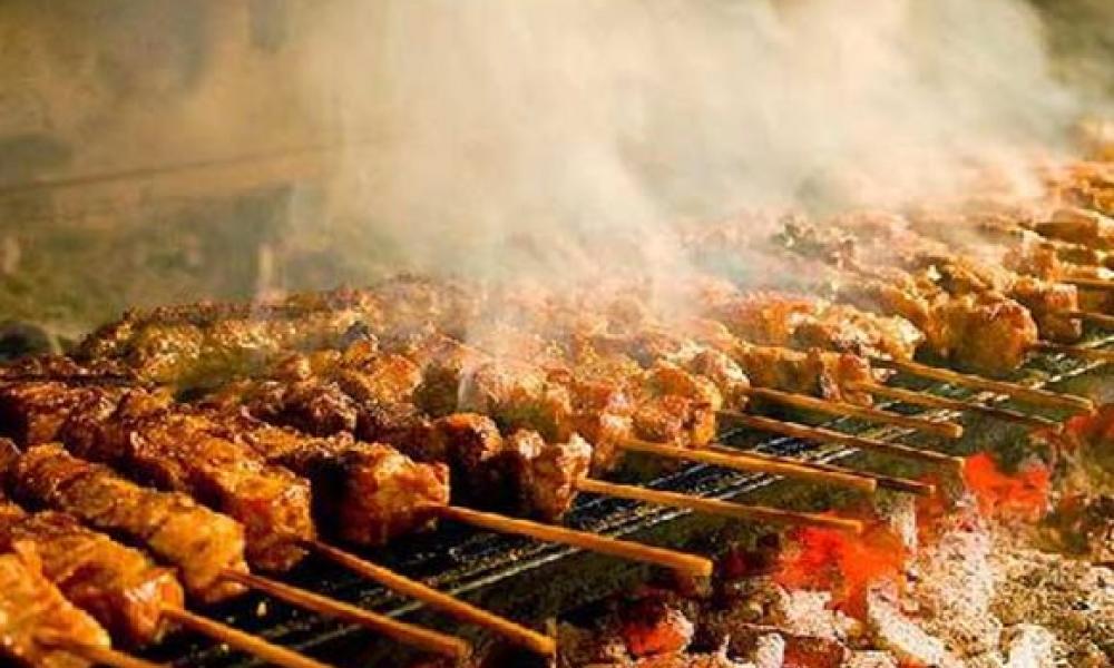 Βόλος: Καταστηματάρχης άνοιξε την ψησταριά του και σέρβιρε πελάτες - Media