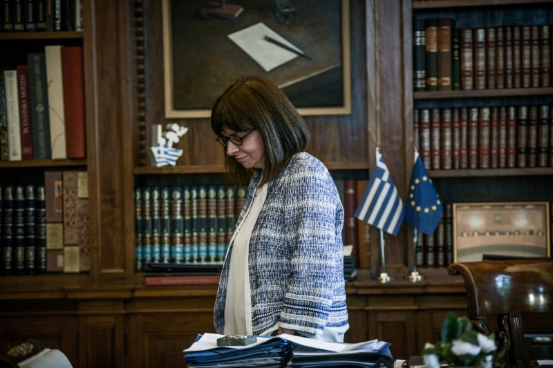 Η Κατερίνα Σακελλαροπούλου μπροστά στο φακό, ποζάρει στο γραφείο της (Photos) - Media