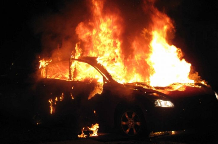Άγνωστοι πυρπόλησαν τα ξημερώματα αυτοκίνητα στην Ευελπίδων - Media