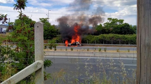 Στις φλόγες αυτοκίνητο στο Σχηματάρι (Video) - Media