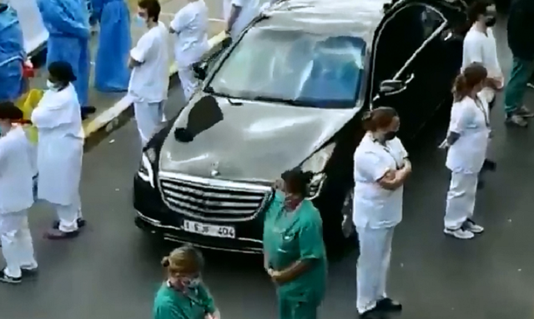 Νοσηλευτές γύρισαν την πλάτη στην πρωθυπουργό του Βελγίου κατά την επίσκεψή της σε νοσοκομείο (Photo) - Media