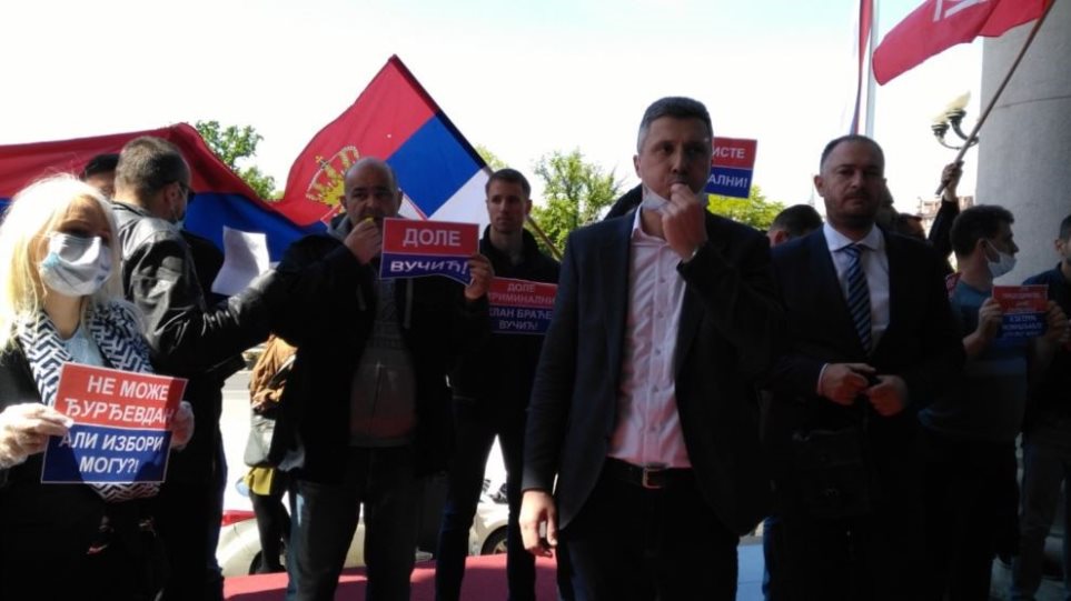 Σερβία: Επεισόδια μελών της αντιπολίτευσης έξω από τη Βουλή - Έσκισαν στη μέση σακάκι βουλευτή του κυβερνώντος κόμματος (Videos) - Media