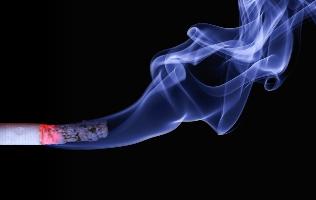 Άσχημα νέα για τους θεριακλήδες: Κάπνισμα και άτμισμα αυξάνουν τον κίνδυνο για λοίμωξη από κορωνοϊό - Media