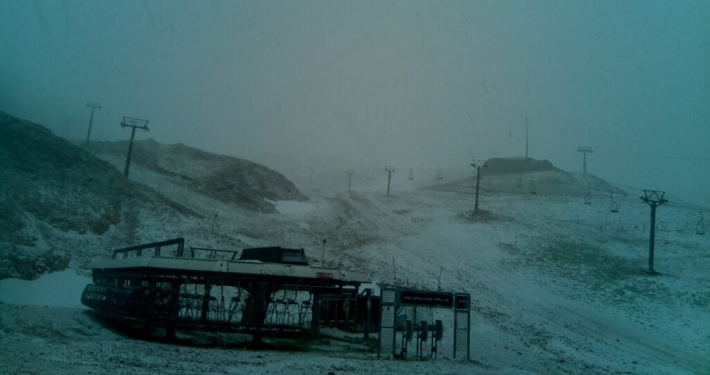 Απίστευτο κι όμως αληθινό: Χιονίζει στον Παρνασσό (Photos | Video) - Media