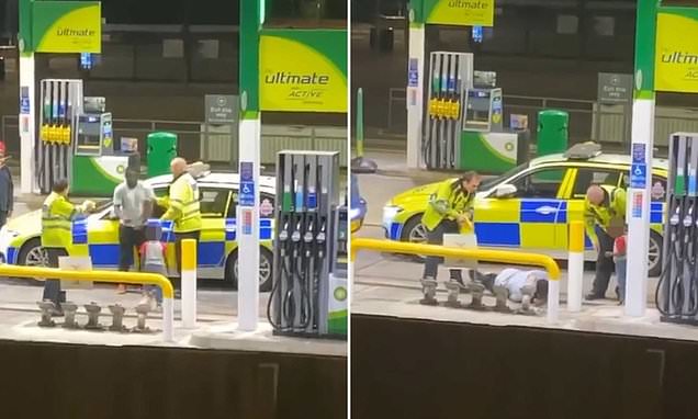 Αστυνομικοί ακινητοποιούν δια της βιας, πατέρα μπροστά στο παιδάκι του που ούρλιαζε από τον φόβο (Photos) - Media