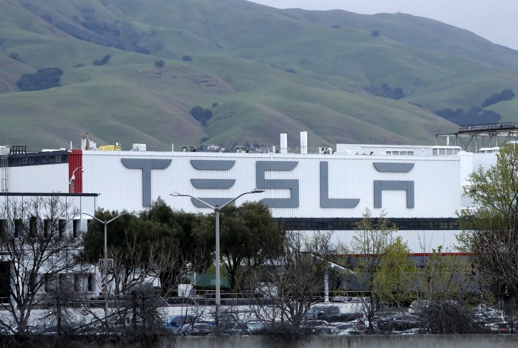 Ο Ίλον Μασκ απειλεί να μεταφέρει από την Καλιφόρνια τις κεντρικές εγκαταστάσεις της Tesla λόγω του lockdown - Media