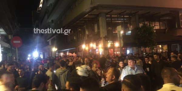 Συνωστισμός και ξύλο έξω από take away μπαρ στο κέντρο της Θεσσαλονίκης (Video) - Media