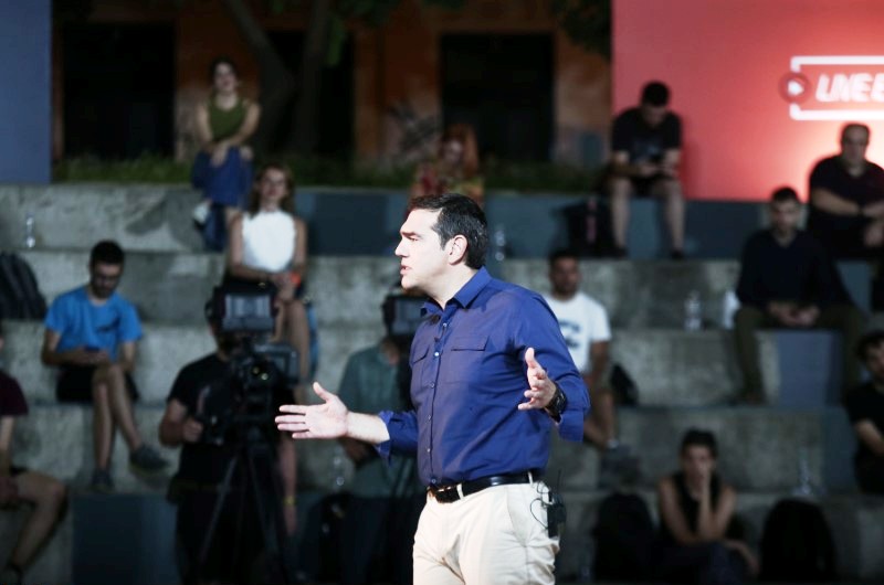 Τσίπρας: Είπε «Μητσοτάκης» και ο αέρας γκρέμισε το ταμπλό - «Δεν θα ξαναπώ κακές λέξεις, το υπόσχομαι» (Video) - Media