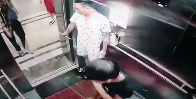 Συνεργείο «ατζαμήδων»: Η πόρτα του ασανσέρ κλείνει και η τζαμαρία γίνεται σκόνη και θρύψαλα (Video) - Media