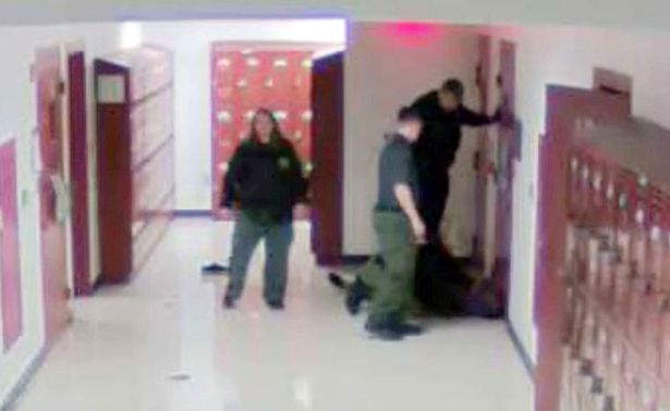 Μαύρος ζήτησε βοήθεια από αστυνομικούς – Εκείνοι τον συνέλαβαν και τον σκότωσαν (Σκληρές Photos | Video) - Media