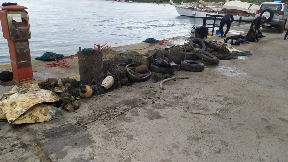 Αργολίδα: 300 κιλά απορριμμάτων ανέσυραν δύτες από το λιμάνι της Αρχαίας Επιδαύρου (Photos) - Media