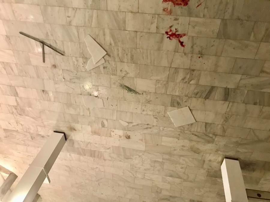 Αγρίνιο: 17χρονος έπεσε από τη γυάλινη οροφή Δημοτικής Βιβλιοθήκης (Photo) - Media