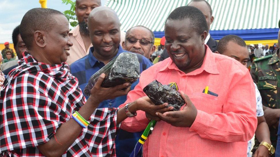 Τανζανία: Ανθρακωρύχος έγινε εν μια νυκτί εκατομμυριούχος - Βρήκε τεράστιο πολύτιμο λίθο (Photo) - Media