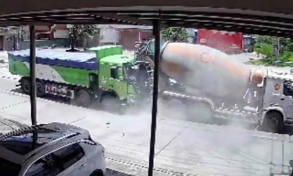 Κίνα:  Φορτηγό λιώνει αυτοκίνητο και οι επιβάτες βγαίνουν ζωντανοί!(video) - Media